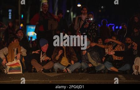 Tolosa, Francia. 20th Mar, 2023. I manifestanti scendono in piazza pochi giorni dopo che il governo ha spinto una riforma delle pensioni attraverso il parlamento senza voto, utilizzando l'articolo 49, 3 della costituzione a Tolosa, nel sud della Francia, il 20 marzo 2023. Il governo del primo ministro francese il 20 marzo 2023 è sopravvissuto per poco alla prima - e più rischiosa - di due mozioni di sfiducia sulla sua decisione di aggirare il parlamento e di imporre una controversa riforma pensionistica. Foto di Arnaud Bertrand/ABACAPRESS.COM Credit: Abaca Press/Alamy Live News Foto Stock