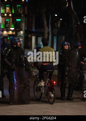 Tolosa, Francia. 20th Mar, 2023. I manifestanti scendono in piazza pochi giorni dopo che il governo ha spinto una riforma delle pensioni attraverso il parlamento senza voto, utilizzando l'articolo 49, 3 della costituzione a Tolosa, nel sud della Francia, il 20 marzo 2023. Il governo del primo ministro francese il 20 marzo 2023 è sopravvissuto per poco alla prima - e più rischiosa - di due mozioni di sfiducia sulla sua decisione di aggirare il parlamento e di imporre una controversa riforma pensionistica. Foto di Arnaud Bertrand/ABACAPRESS.COM Credit: Abaca Press/Alamy Live News Foto Stock