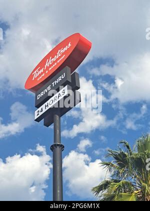 Queretaro, Messico - Febbraio 13 2023: La catena di ristoranti canadese, Tim Hortons, ha aperto la sua prima filiale a Quertaro, cercando di essere il più grande fast food Foto Stock