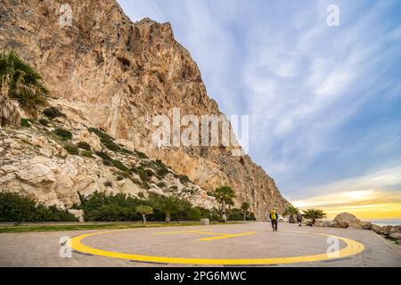 Sulla strada per l'arrampicata trad rock nel Parco Nazionale Penyal d'Ifac a Calp vicino Alicante, Spagna Foto Stock