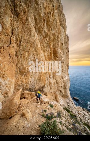 Sulla strada per l'arrampicata trad rock nel Parco Nazionale Penyal d'Ifac a Calp vicino Alicante, Spagna Foto Stock
