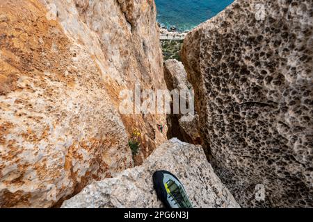Arrampicata su trad nel Parco Nazionale Penyal d'Ifac a Calp vicino Alicante, Spagna Foto Stock