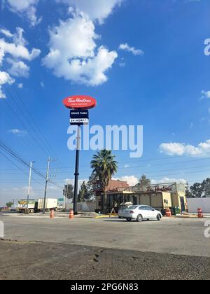 Queretaro, Messico - Febbraio 13 2023: La catena di ristoranti canadese, Tim Hortons, ha aperto la sua prima filiale a Quertaro, cercando di essere il più grande fast food Foto Stock