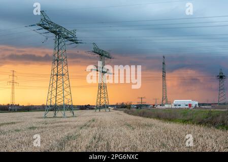 Cella Thunderstorm, fulmini sui container del cantiere di Südostlink presso la sottostazione Wolmirstedt, Sassonia-Anhalt, Germania Foto Stock