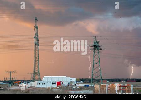 Cella Thunderstorm, fulmini sui container del cantiere di Südostlink presso la sottostazione Wolmirstedt, Sassonia-Anhalt, Germania Foto Stock
