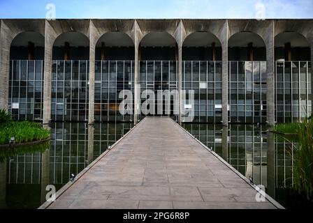 Brasilia, Brasile. 13th Mar, 2023. Costruzione del Ministero degli Affari Esteri a Brasilia da parte dell'architetto Oscar Niemeyer. Credit: Britten/dpa/Alamy Live News Foto Stock