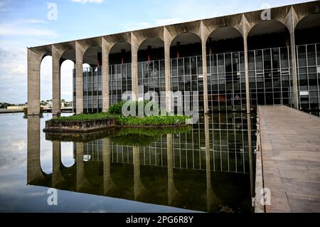 Brasilia, Brasile. 13th Mar, 2023. Costruzione del Ministero degli Affari Esteri a Brasilia da parte dell'architetto Oscar Niemeyer. Credit: Britten/dpa/Alamy Live News Foto Stock