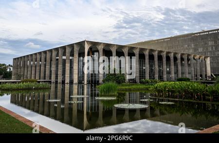 Brasilia, Brasile. 13th Mar, 2023. Costruzione del Ministero degli Affari Esteri a Brasilia da parte dell'architetto Oscar Niemeyer. Credit: Britten/dpa/Alamy Live News Foto Stock