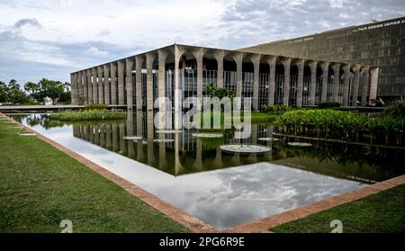 Brasilia, Brasile. 13th Mar, 2023. Costruzione del Ministero degli Affari Esteri a Brasilia da parte dell'architetto Oscar Niemeyer. Credit: Britten/dpa/Alamy Live News Foto Stock