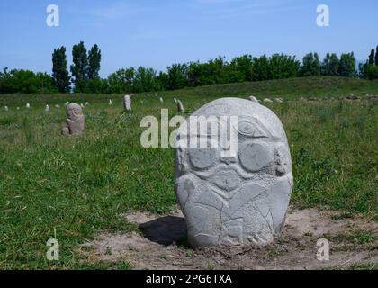 Antiche sculture in pietra di 6-10 secoli di turchi nomadi nell'insediamento di Burana in Kirghizistan Foto Stock
