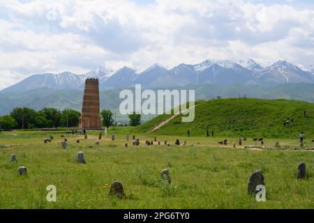 Antico insediamento di Burana con sculture in pietra di 6-10 secoli di turchi nomadi e Torre di Burana - un minareto dei secoli 9-11 ai piedi di t Foto Stock