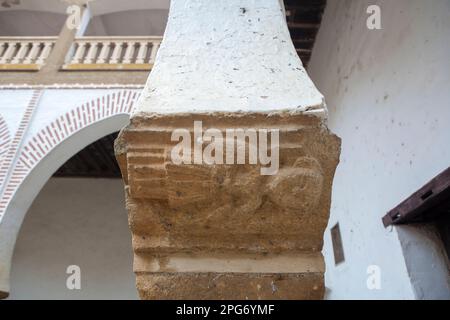 Abadia, Spagna - 5th marzo 2023: Palazzo Sotofermoso cortile in stile Mudejar. Arch dettaglio, Abadia, Caceres, Spagna Foto Stock