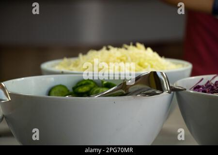 piatti di insalate al buffet in hotel Foto Stock