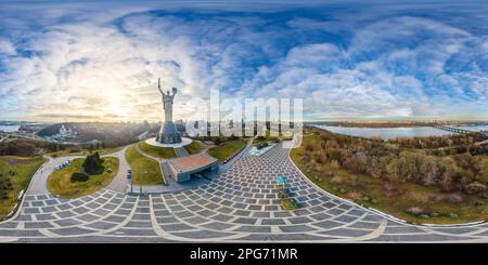 Madre Motherland monumento a Kyiv. Siti storici dell'Ucraina. Panorama completo di 360 gradi negli equidi equiangolari Foto Stock