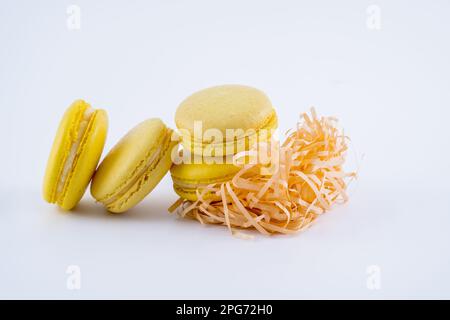 macaroni dolci gialli appena sfornati, isolati su sfondo bianco Foto Stock