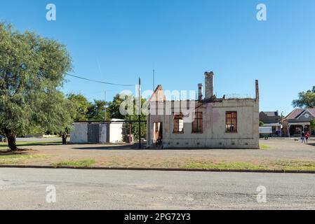 Jagersfontein, Sudafrica - 21 febbraio 2023: Parte degli uffici municipali di Jagersfontein, bruciata dai manifestanti nel 2010 Foto Stock