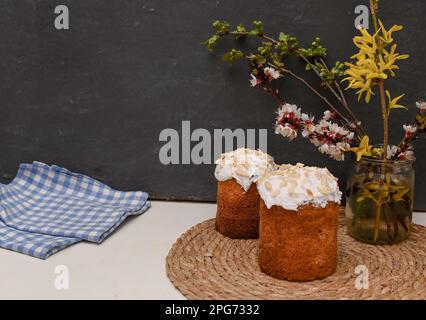 Dolci di Pasqua sul tavolo. composizione pasquale. Foto Stock