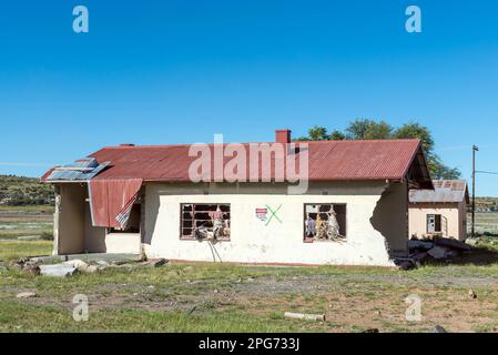 Jagersfontein, Sudafrica - 21 febbraio 2023: Casa danneggiata dai fanghi tossici dalla diga di recupero scoppiò a Jagersfontein nella provincia di Stato libero Foto Stock