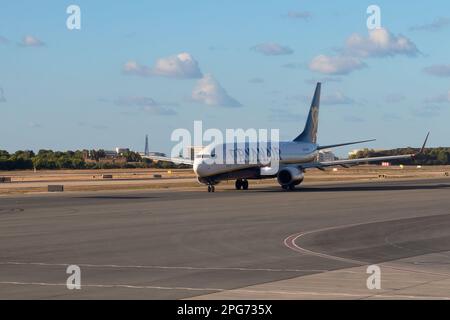 Aereo passeggeri Ryanair sulla pista prima della partenza all'aeroporto internazionale di Palma de Mallorca. Foto Stock