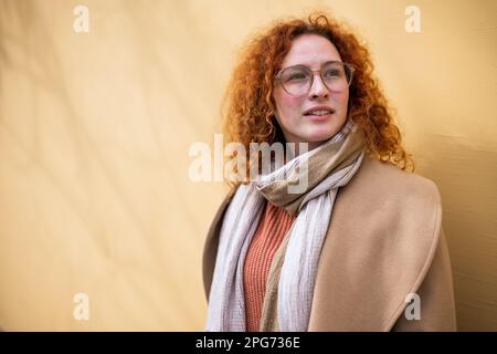 Ritratto naturale di donna zenzero caucasica con lenticelle e capelli ricci. Foto Stock