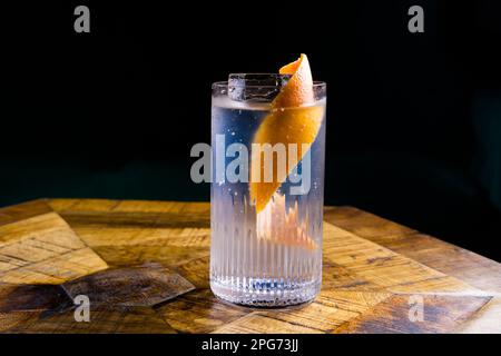 Cocktail gin whisky zacapa in un bar in legno d'epoca Foto Stock