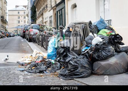 I sacchi di spazzatura si accumulano non raccolti sul marciapiede a Parigi durante uno sciopero - MARZO 20 2023 - Jacques Julien/Alamy Live News Foto Stock