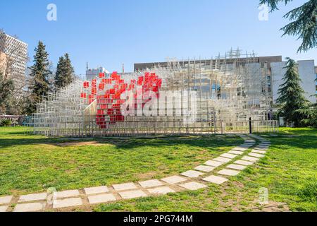 Tirana, Albania. Marzo 2023. Reja (The Cloud) è un'installazione d'arte moderna progettata dall'architetto giapponese Sou Fujimoto. Il padiglione "Cloud", Whi Foto Stock