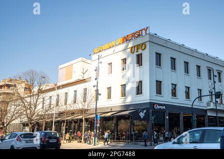 Tirana, Albania. Marzo 2023. Vista sull'edificio dell'Università albanese di Ufo nel centro della città Foto Stock