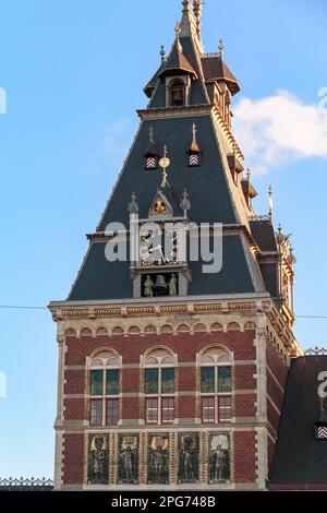 AMSTERDAM, PAESI BASSI - 4 MAGGIO 2013: Questo è un frammento di una delle torri del Rijksmuseum con un orologio e dipinti figure simboliche con la città Foto Stock