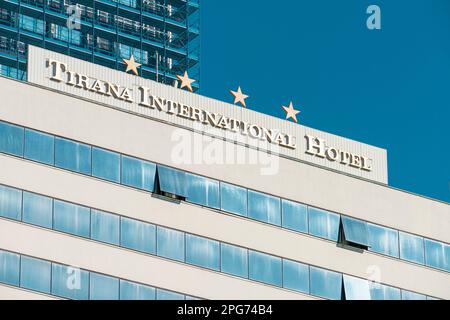 Tirana, Albania. Marzo 2023. Il segno Tirana International Hotel sopra un grattacielo nel centro della città Foto Stock