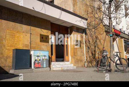 Tirana, Albania. Marzo 2023. Vista dell'ingresso dell'Ufficio amministrativo dell'unità 9 di Tirana, nel centro della città Foto Stock