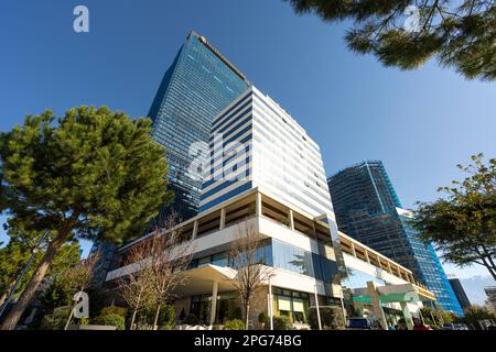 Tirana, Albania. Marzo 2023. Il segno Tirana International Hotel sopra un grattacielo nel centro della città Foto Stock