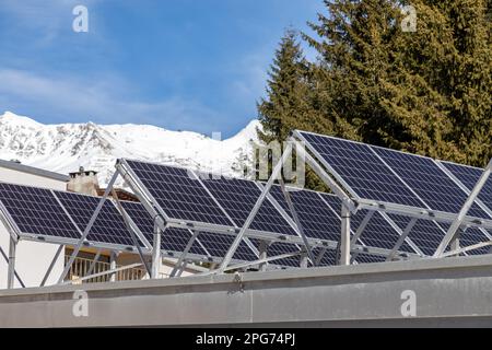 impianto solare a tetto piatto nelle alpi Foto Stock