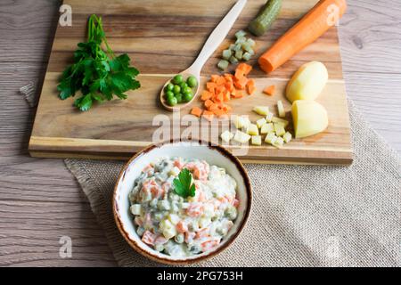 Insalata tradizionale russa, insalata a base di verdure bollite e maionese. Foto Stock