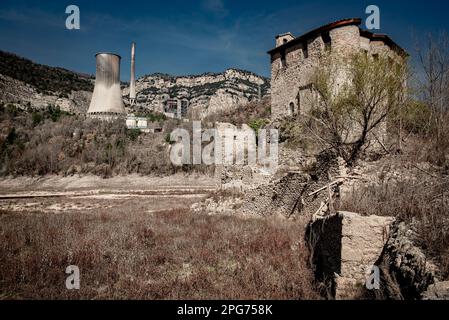 L'antico monastero romanico di Sant Salvador de la Vedella, che normalmente è circondato dall'acqua, è visto sul letto secco del fiume Llobregat mentre entra nel bacino idrico di la Baells a Cercs, nella provincia di Barcellona, in Spagna. Le restrizioni idriche sono state ulteriormente rafforzate in Catalogna a causa della siccità in corso, che è ormai da 29 mesi e che è legata al cambiamento climatico e al riscaldamento globale. Attualmente, i serbatoi catalani sono al 27 per cento della loro capacità. Foto Stock