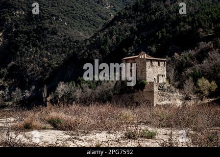 L'antico monastero romanico di Sant Salvador de la Vedella, che normalmente è circondato dall'acqua, è visto sul letto secco del fiume Llobregat mentre entra nel bacino idrico di la Baells a Cercs, nella provincia di Barcellona, in Spagna. Le restrizioni idriche sono state ulteriormente rafforzate in Catalogna a causa della siccità in corso, che è ormai da 29 mesi e che è legata al cambiamento climatico e al riscaldamento globale. Attualmente, i serbatoi catalani sono al 27 per cento della loro capacità. Foto Stock