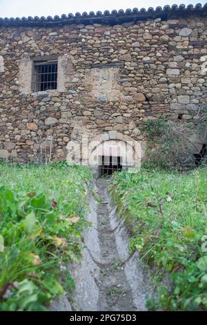 Mulino ad acqua strutture del Palazzo Sotofermoso, 16th ° secolo rimane edificio. Abadia, Caceres, Spagna Foto Stock