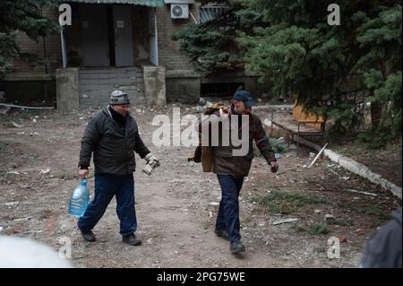 Avdiivka, Donetsk, Ucraina. 20th Mar, 2023. I lavoratori della città di Avdiivka trasportano armature per il corpo mentre puliscono i detriti intorno alla città. Situato vicino alla capitale regionale occupata della città di Donetsk, Avdiivka è venuto sotto il fuoco pesante dall'inizio dell'invasione (Credit Image: © Madeleine/ZUMA Press Wire) SOLO USO EDITORIALE! Non per USO commerciale! Foto Stock