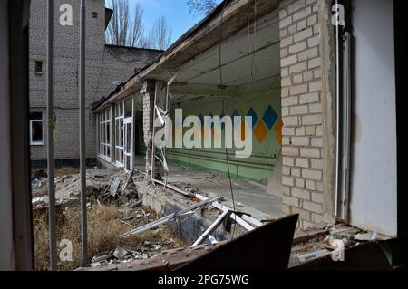 Avdiivka, Donetsk Oblast, Ucraina. 20th Mar, 2023. Una scuola di Avdiivka viene distrutta dall'artiglieria durante pesanti combattimenti. Al di fuori della capitale regionale della città di Donetsk, Avdiivka è stata sede di pesanti combattimenti dall'invasione. (Credit Image: © Madeleine/ZUMA Press Wire) SOLO PER USO EDITORIALE! Non per USO commerciale! Foto Stock