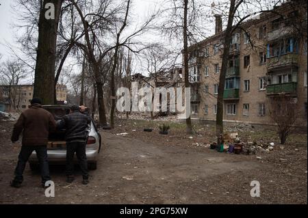 Avdiivka, Donetsk Oblast, Ucraina. 20th Mar, 2023. I residenti di Avdiivka caricano la loro auto con aiuti umanitari come terra di artiglieria in tutta la città. Gran parte della città è stata distrutta dal bombardamento fin dall'inizio dell'invasione. (Credit Image: © Madeleine/ZUMA Press Wire) SOLO PER USO EDITORIALE! Non per USO commerciale! Foto Stock