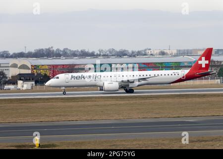 PRAGA, CZECHIA, 19 2023 GENNAIO, Un aereo di Helvetic Airways corsa sulla pista Foto Stock