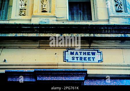 Cartello stradale di Mathew Street, sede della caverna e dei Beatles, Liverpool, Merseyside, Inghilterra Foto Stock