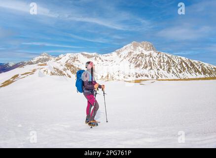 Gran Sasso (Italia) - il trekking sulla neve in Abruzzo, da campo Imperatore al Monte Scindarella, oltre 2200 metri, con la vetta del Corno Grande Foto Stock