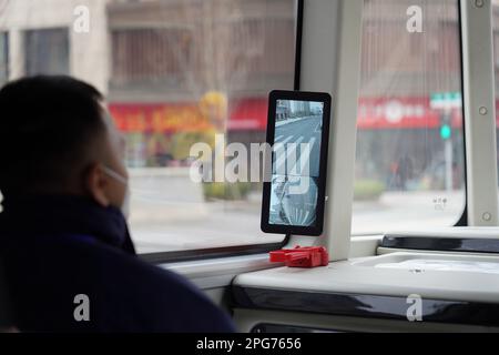 Xiong'an, provincia cinese di Hebei. 20th Mar, 2023. Uno schermo che visualizza le immagini catturate dalle telecamere di bordo è raffigurato all'interno di un bus intelligente collegato in un'operazione di prova su una strada nell'area di Rongdong della nuova area di Xiong'an, nella provincia di Hebei della Cina settentrionale, il 20 marzo 2023. Questo autobus per passeggeri a guida autonoma è dotato di sensori ad alta precisione, tra cui radar laser, radar ad onde millimetriche e telecamere HD, ed è in grado di prendere decisioni operative in un decimo di secondi. Può anche affrontare condizioni meteorologiche avverse e complicare le situazioni di traffico. Credit: Du Yifang/Xinhua/Alamy Live News Foto Stock