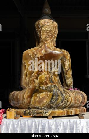 Statua scolpita di Buddha seduto nel monastero buddista, Thailandia Foto Stock