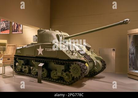 M4 serbatoio Sherman, versione Firefly di serbatoio medio prodotto in Gran Bretagna, mostra al Museo della seconda guerra mondiale a Danzica, Polonia. Foto Stock