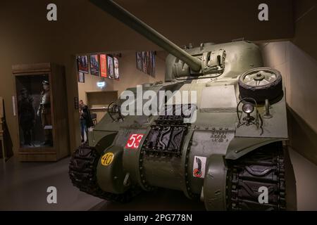 Fronte del serbatoio Sherman M4, versione Firefly del serbatoio medio prodotto in Gran Bretagna, mostra al Museo della seconda guerra mondiale a Danzica, Polonia. Foto Stock