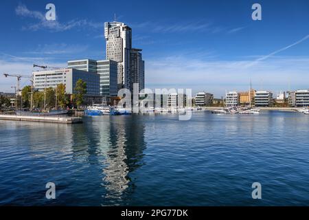 Città di Gdynia in Polonia, skyline dal porto di Gdynia con grattacieli Sea Towers, hotel Marriott e moderni edifici di appartamenti. Foto Stock