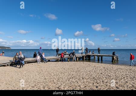 Spiaggia e persone su un piccolo molo di legno nella località turistica di Sopot nel Mar Baltico in Polonia. Foto Stock