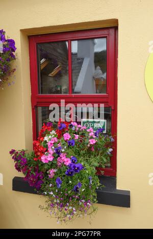 Affascinante finestra cottage nel pittoresco Doolin, County Clare Irlanda Foto Stock